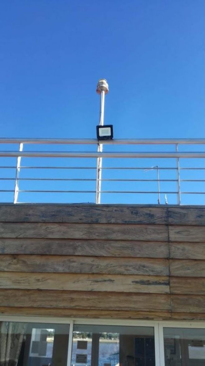 Se instaló un nuevo reflector en el morro