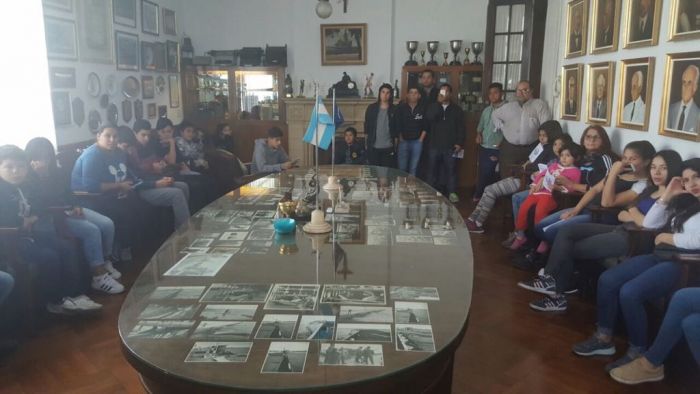 Visita de alumnos de la Escuela de Remo &quot;El Puertito&quot; de la Villa 21-24 Zavaleta