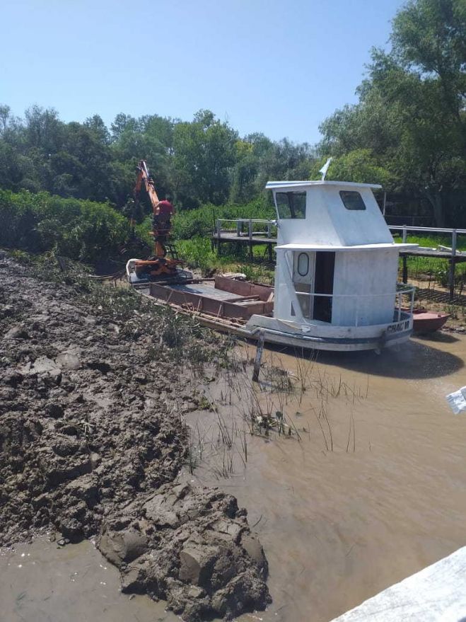 La barcaza trabajando en las obras del Arroyo Negro